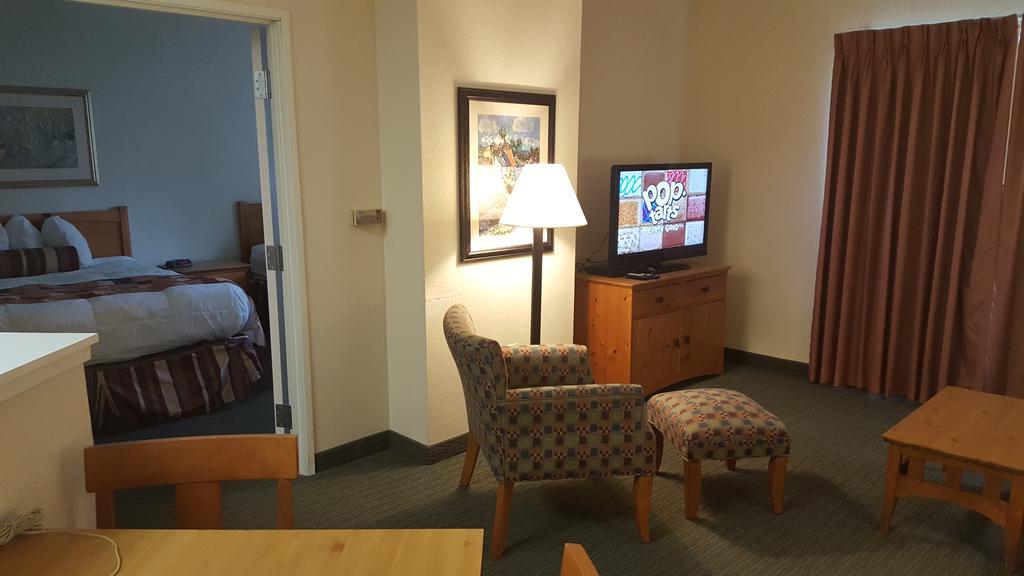 Baymont By Wyndham Wichita East Hotel Eksteriør billede